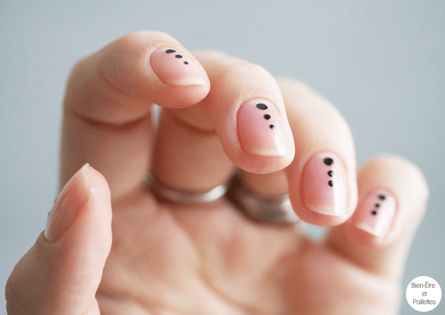 nail-art-nude-pois-noirs-manucurist2