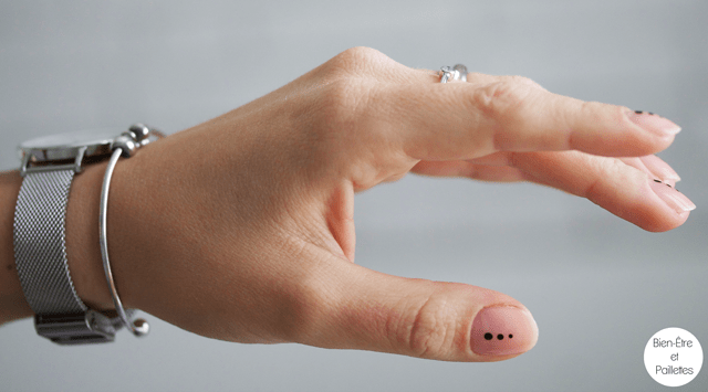 nail-art-nude-pois-noirs-manucurist6