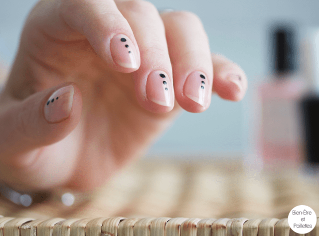 nail-art-nude-pois-noirs-manucurist7