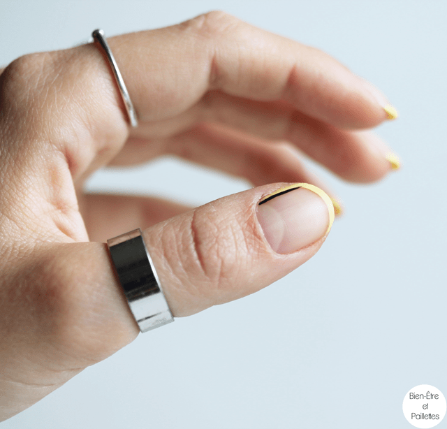 nail-art-jaune-et-noir-simple-2